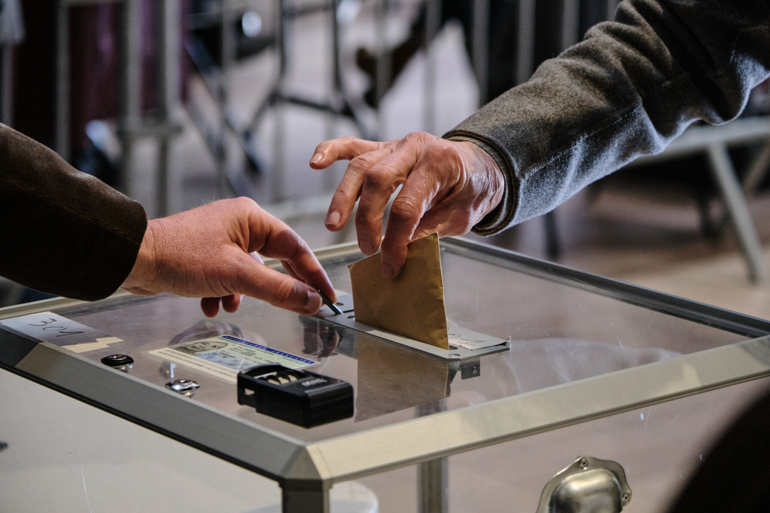 Un bulletin est déposé dans une urne lors du premier tour des municipales à Lille.