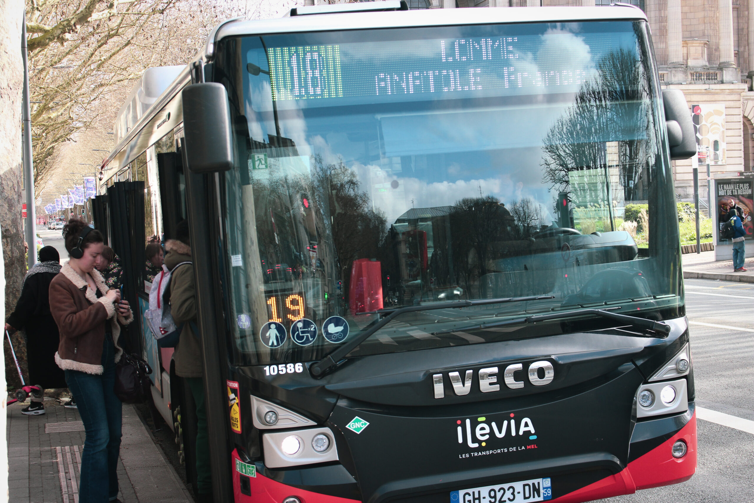 Un bus du réseau de transport en commun à Lille, dont la gratuité n'est réservée qu'au moins de 18 ans. Crédit : Lucas Roue
